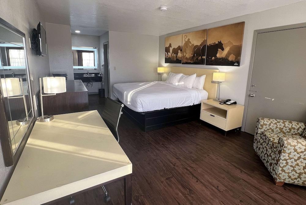 Days Inn by Wyndham Canton photo 18