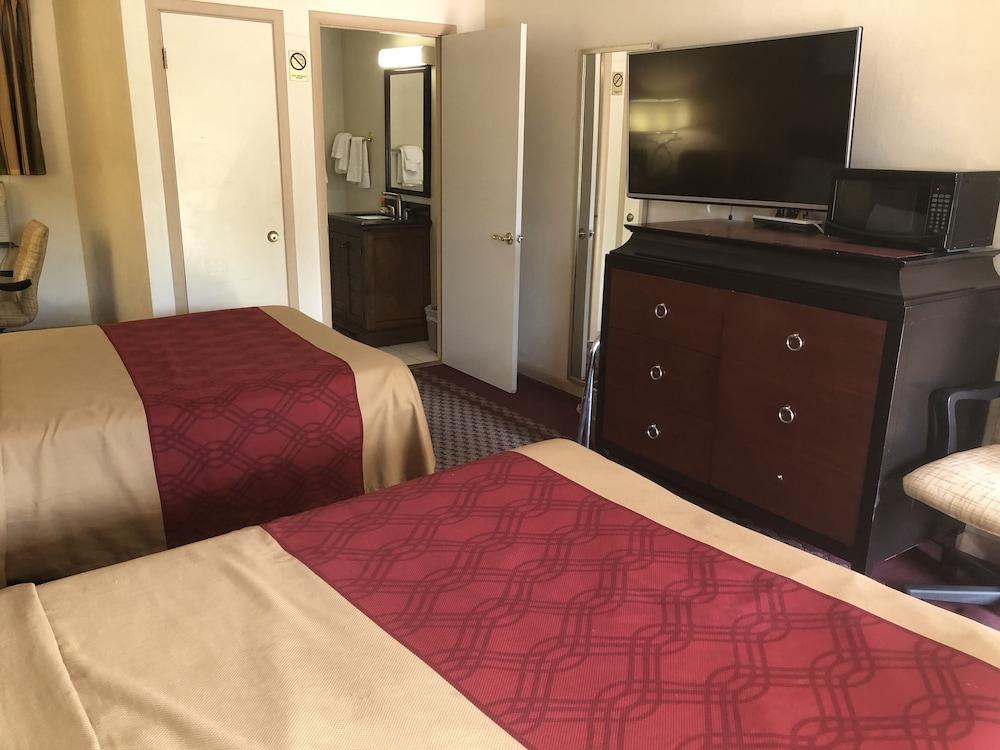 Rodeway Inn photo 52