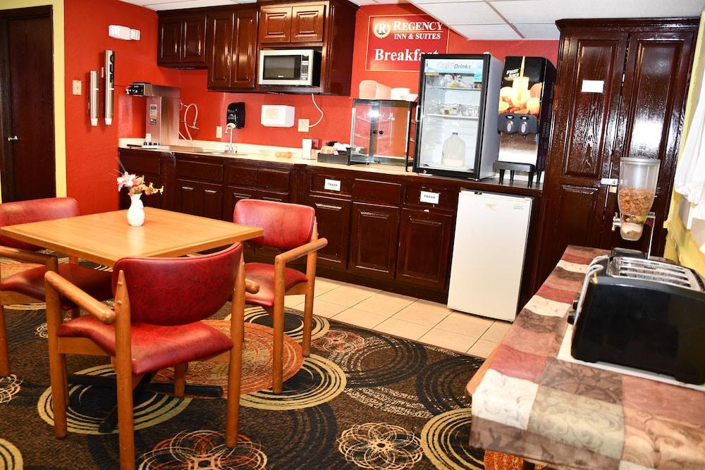 Regency Inn & Suites photo 15