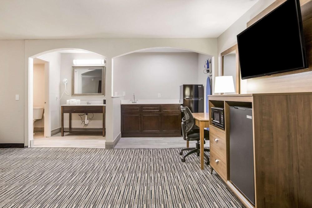 Clarion Pointe East Lansing University Area photo 13