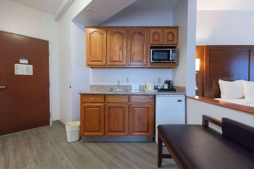 Comfort Suites Springfield I-70 photo 45