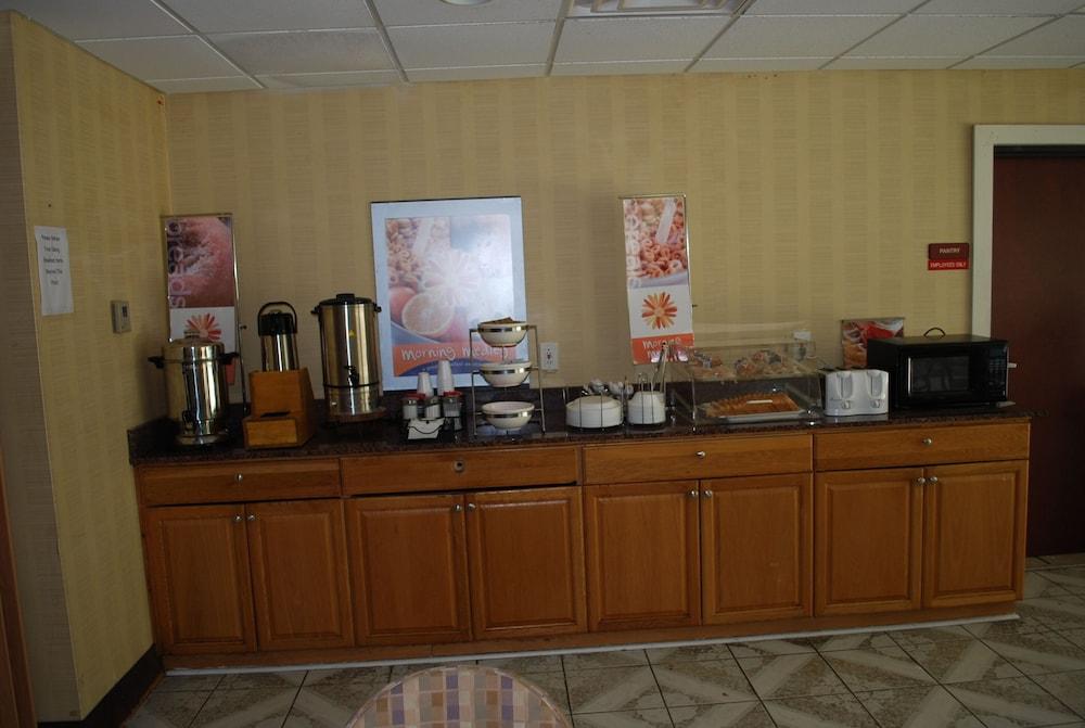 Jameson Inn and Suites Riverdale photo 39