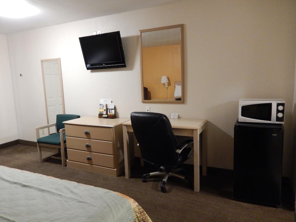 Pearsall Executive Inn photo 12