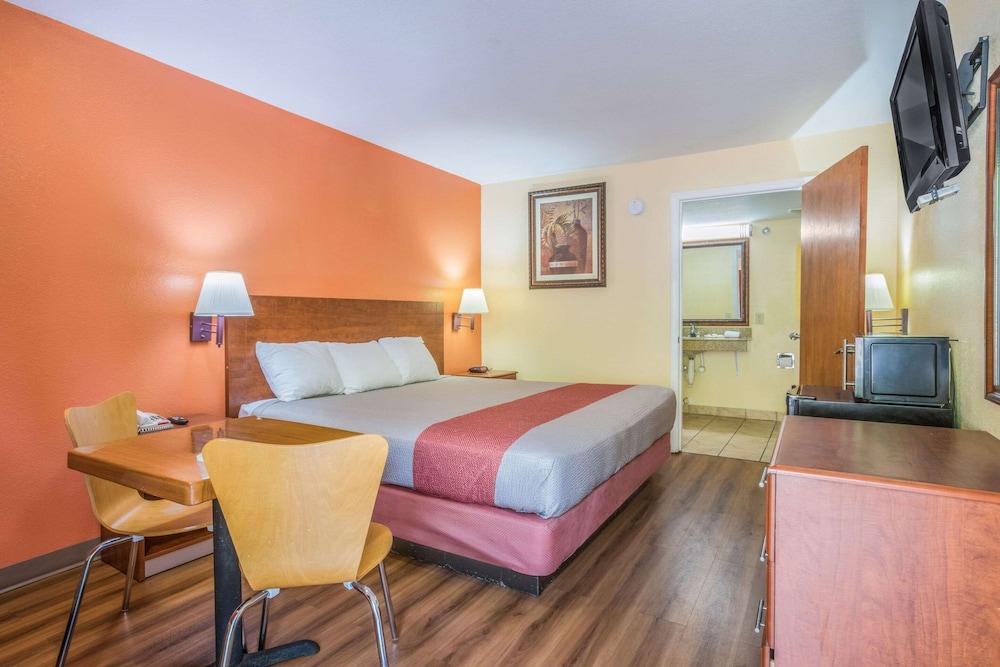 Rodeway Inn & Suites photo 27