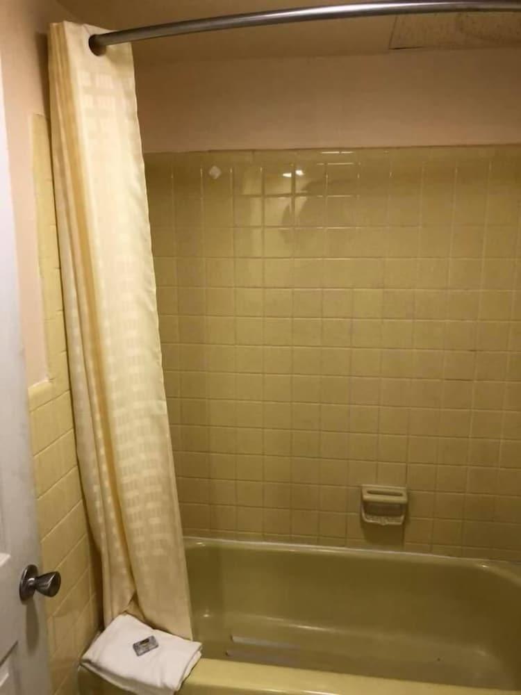 Scottish Inn & Suites photo 34