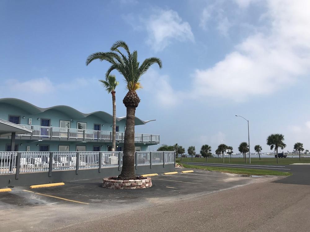 Blue Wave Inn photo 28