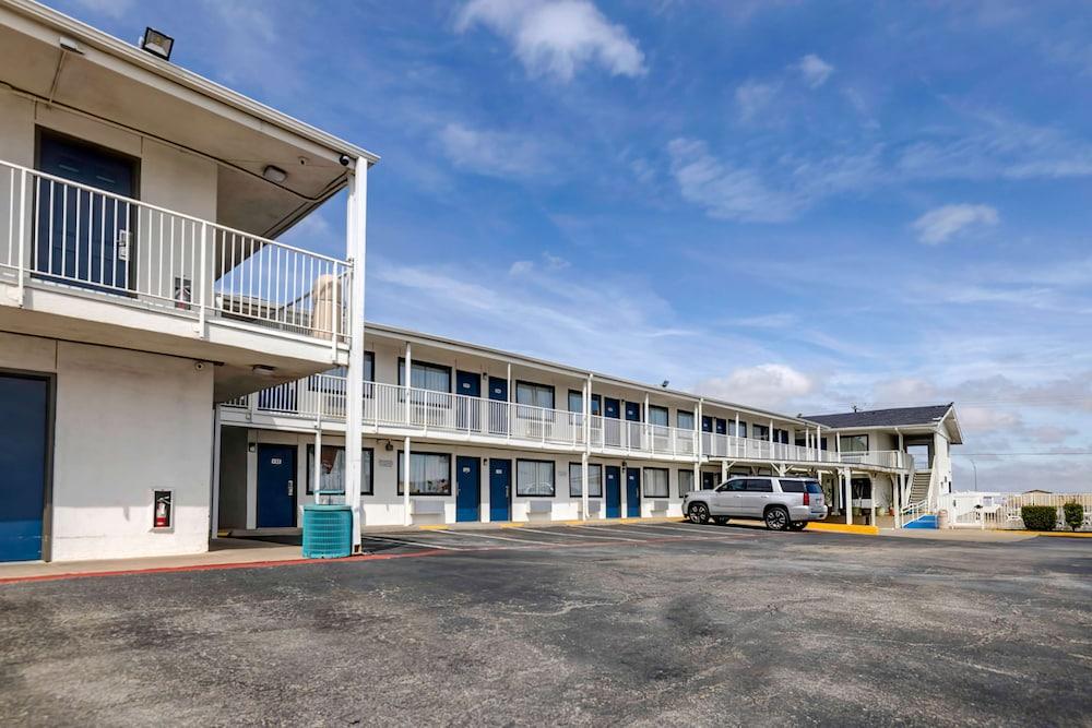 Motel 6 Denton, TX - UNT photo 59