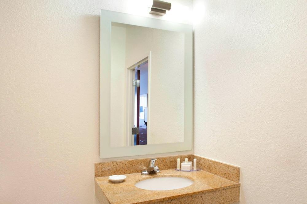 Springhill Suites By Marriott Metro Center photo 25