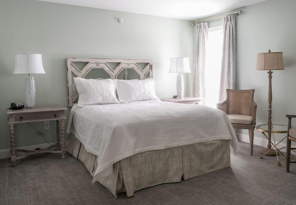 Carriage House Inn photo 8