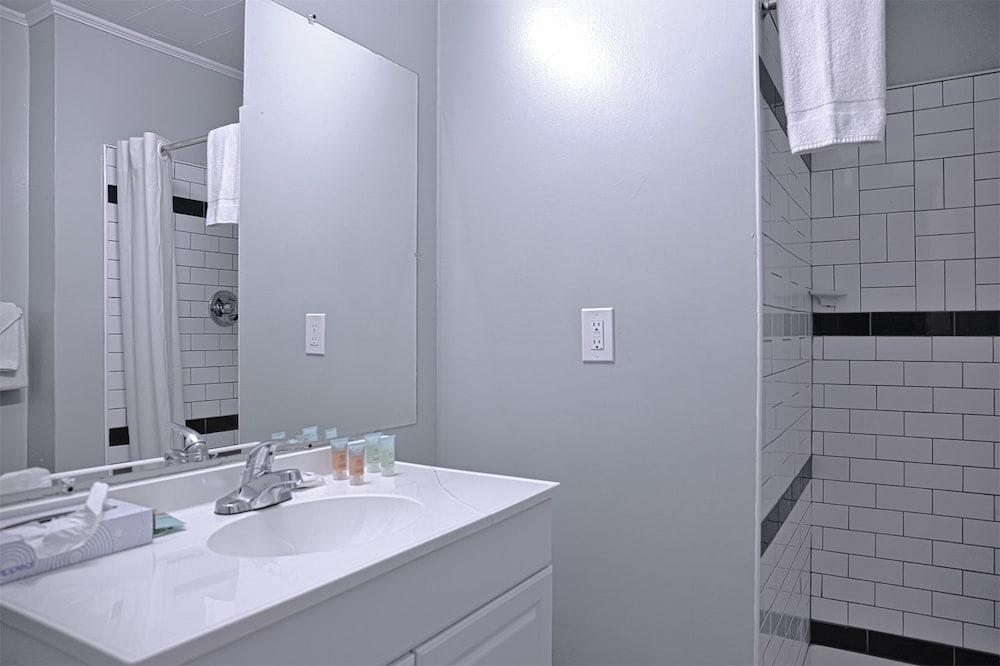 Colonial Inn Motel photo 32
