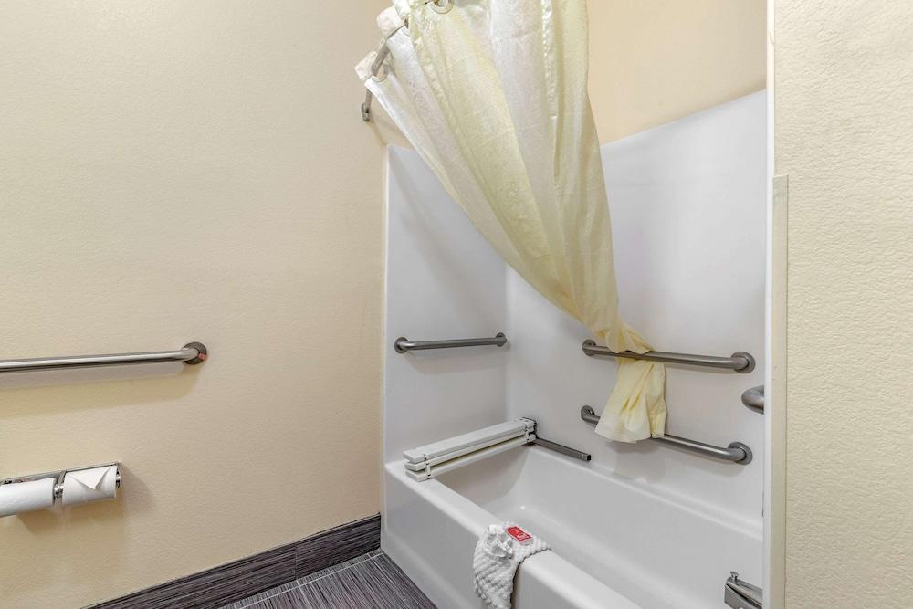 Econo Lodge Brunswick Travel Center photo 19