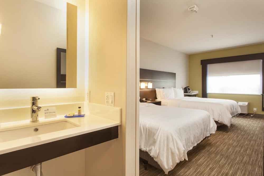 Holiday Inn Express & Suites Santa Fe by IHG photo 3