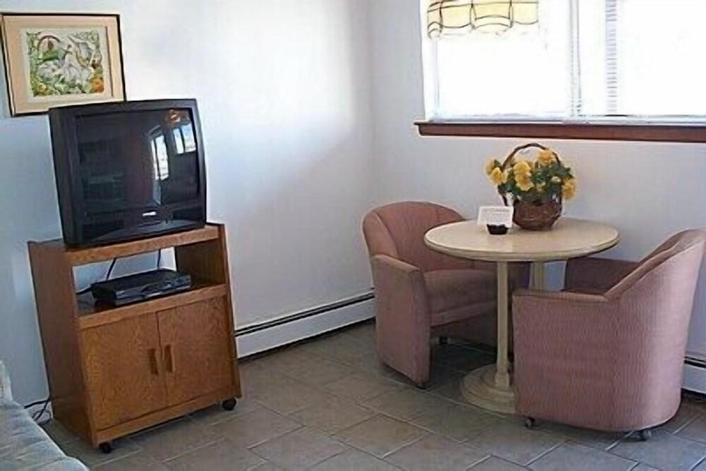 Aquarius Arms Motel photo 25