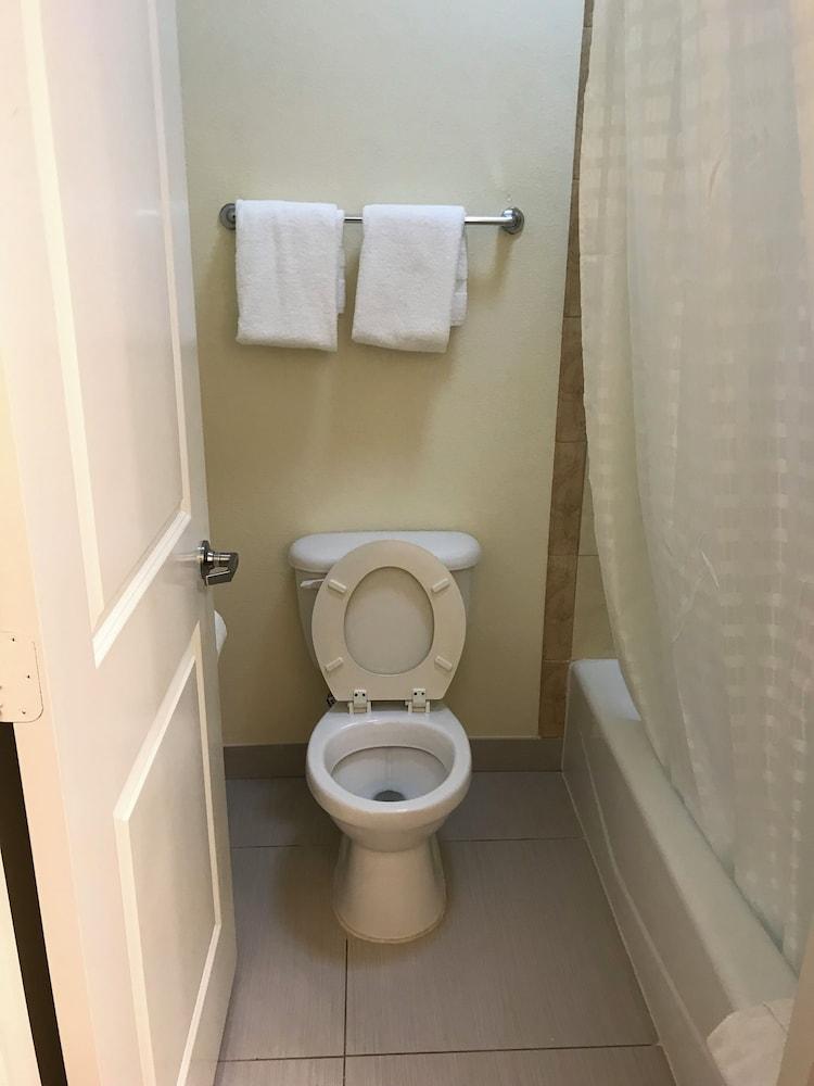 Executive Inn & Suites photo 11