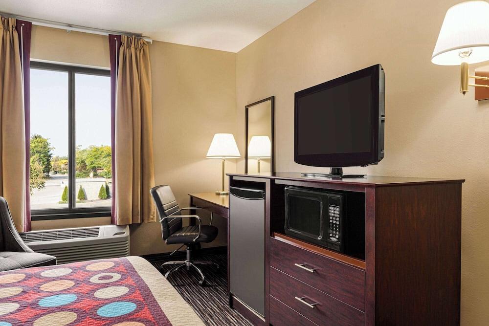 Super 8 by Wyndham Germantown/Milwaukee photo 49