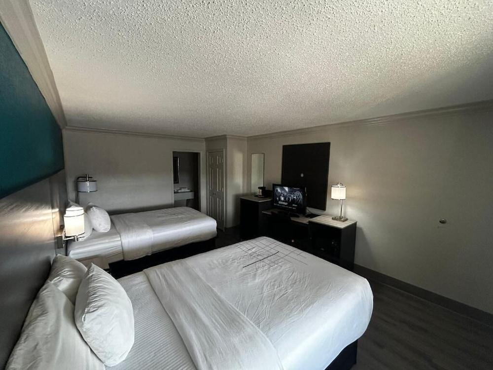 Causeway Inn - Metairie photo 17