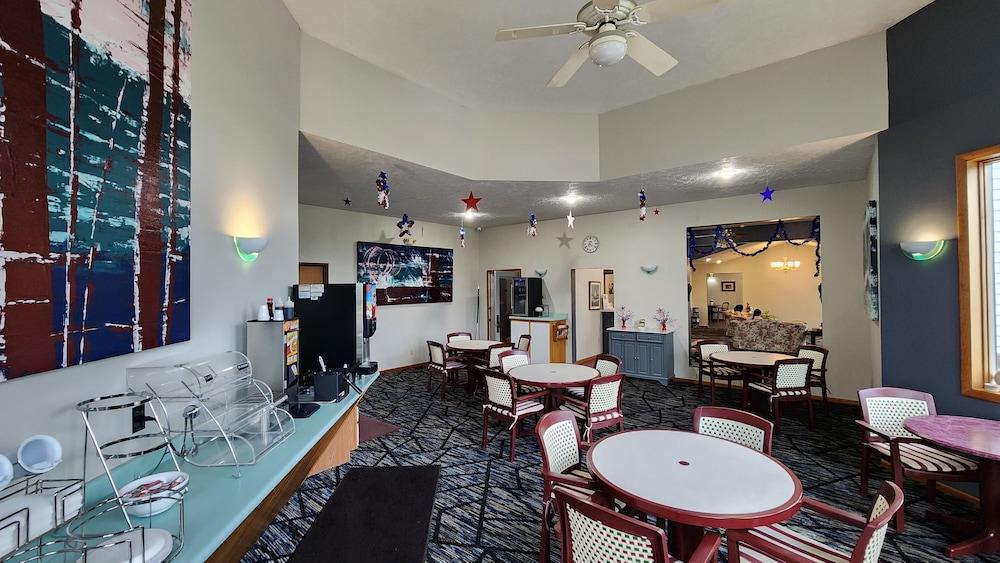 Econo Lodge Lakeshore photo 12