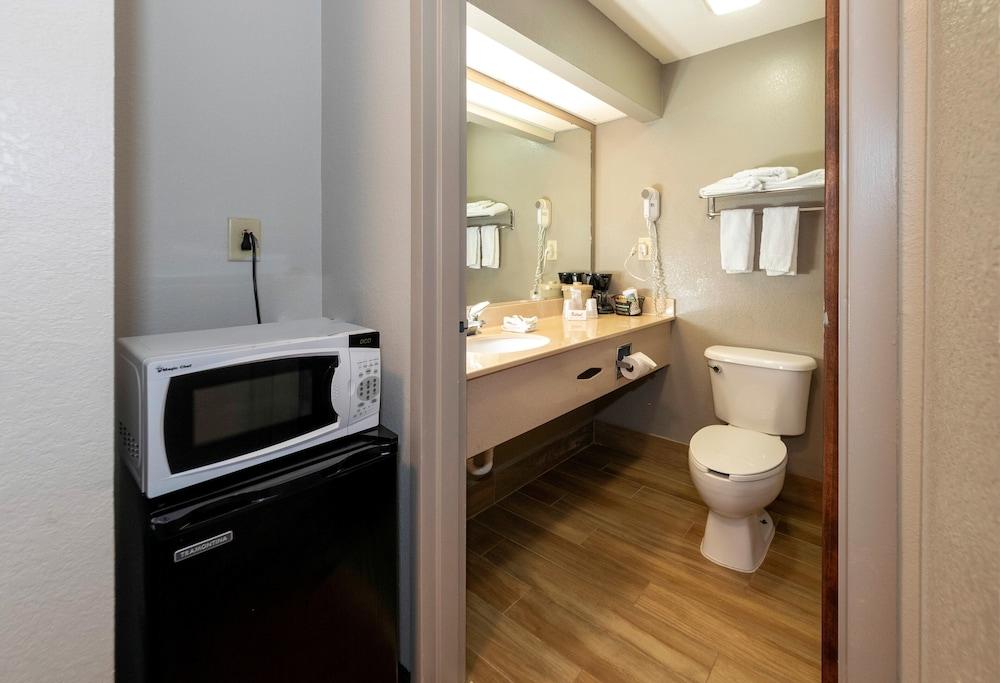 Red Roof Inn Atlanta Southeast - Stockbridge photo 30