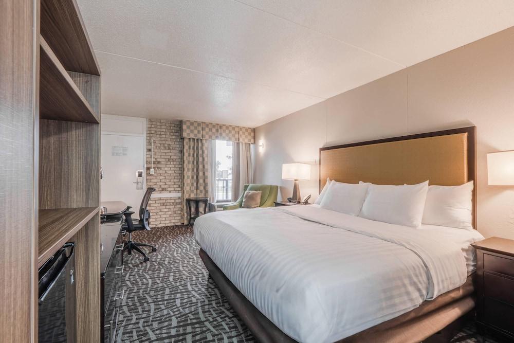 Clarion Pointe Winston – Salem Downtown photo 11