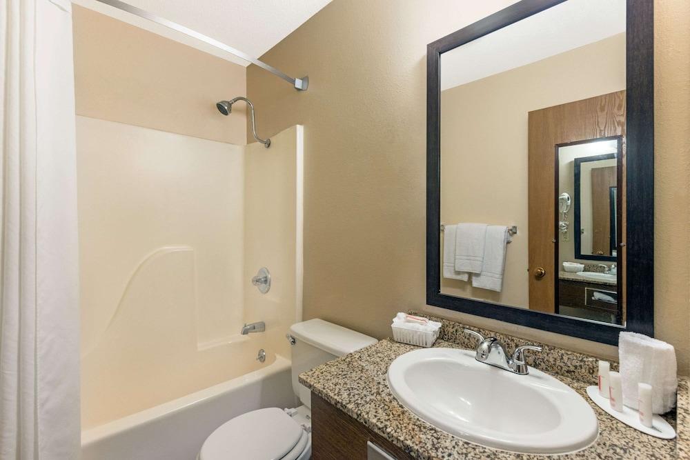 Super 8 by Wyndham Poplar Bluff Missouri photo 12