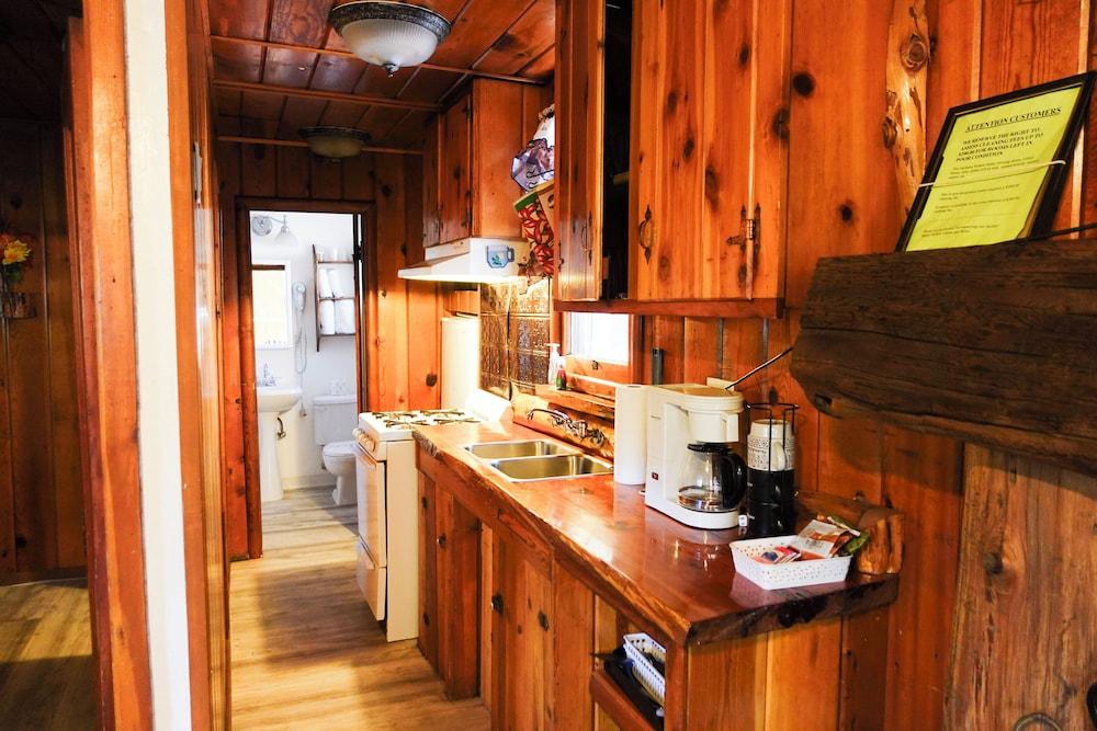 Sleepy Hollow Cabins and Hotel photo 13
