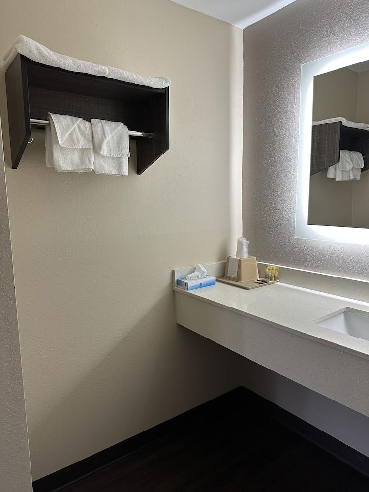 Express Inn & Suites photo 4