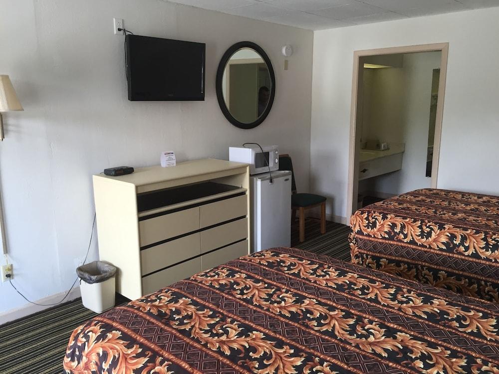 Scottish Inn & Suites photo 8