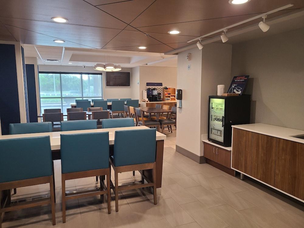 Holiday Inn Express & Suites Ft. Lauderdale N - Exec Airport by IHG photo 45