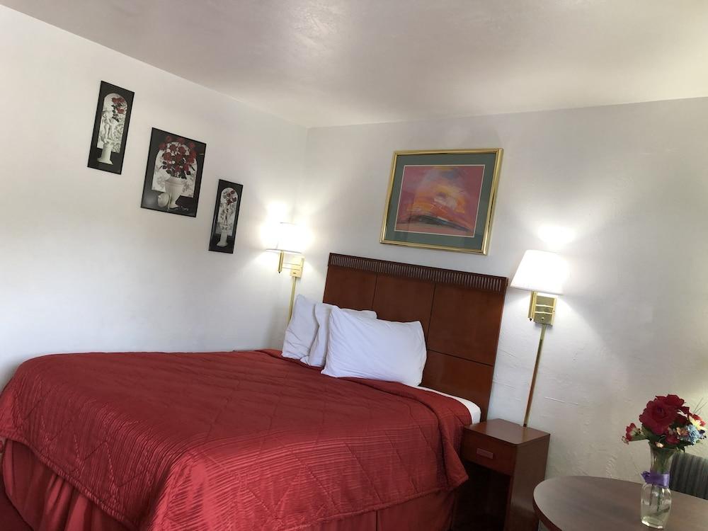 Best Budget Inn photo 32