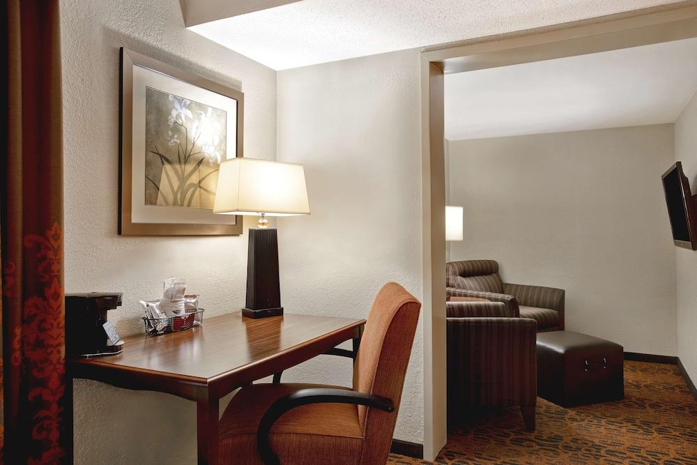 Hampton Inn Ft. Wayne-Southwest photo 14