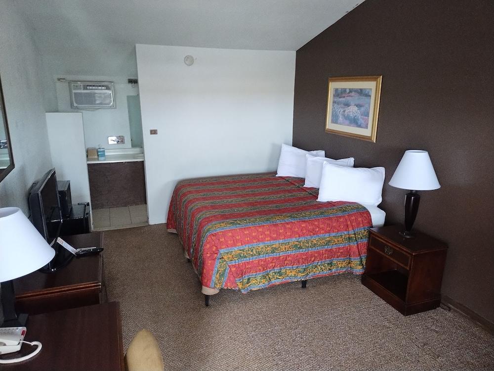 First Interstate Inn photo 3