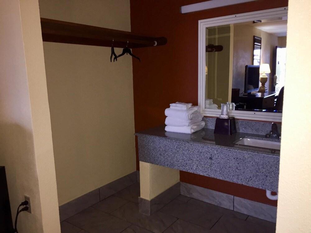 Executive Inn photo 7