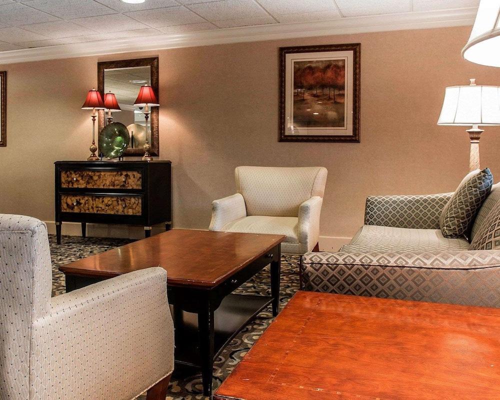 Wingate by Wyndham Livonia photo 11