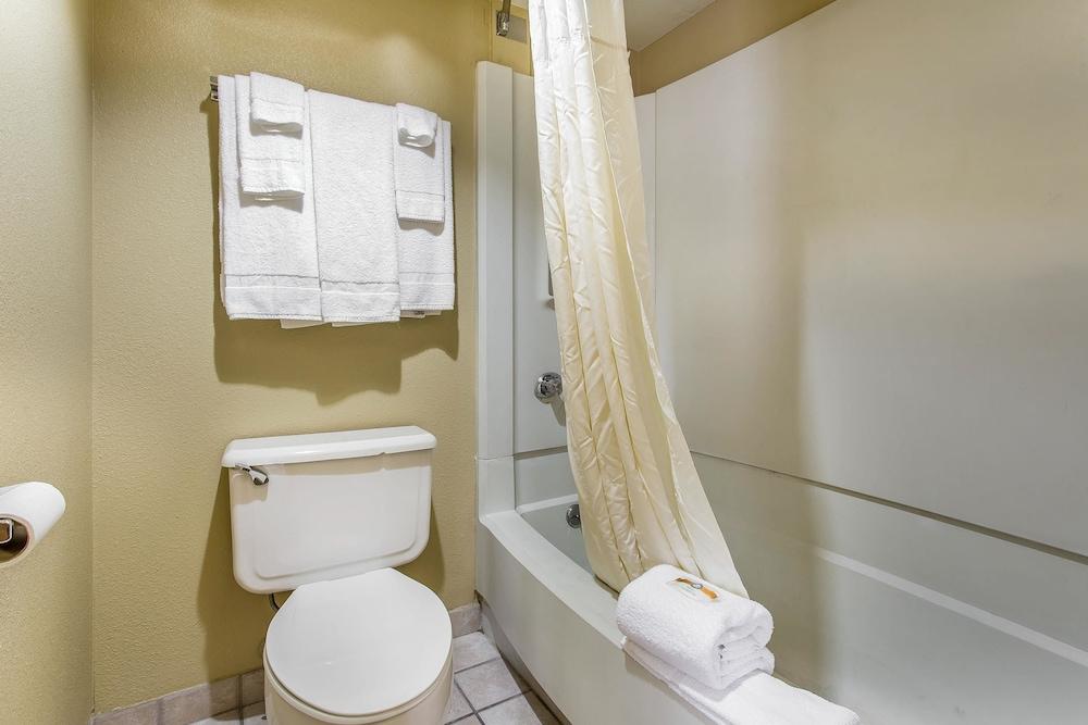Rodeway Inn photo 17