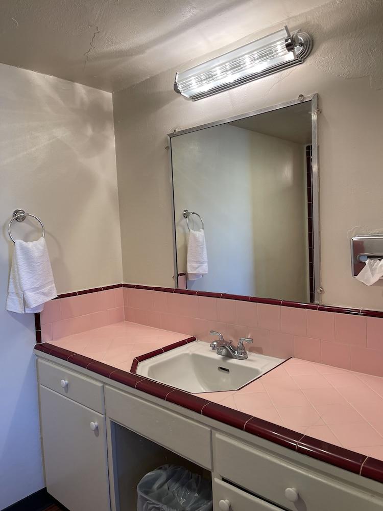 CRYSTAL MOTEL photo 2