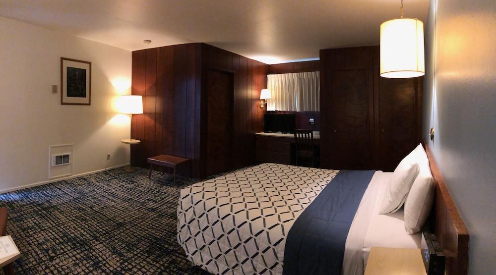 Curly Redwood Lodge photo 7