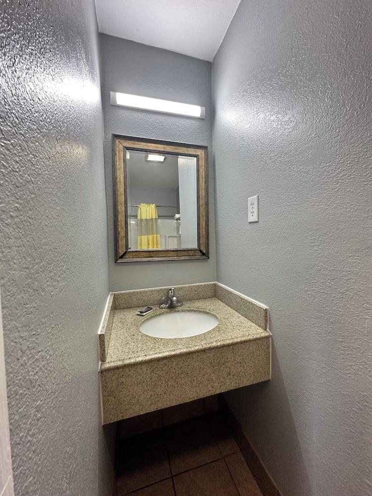 Budget Inn Magnolia photo 13