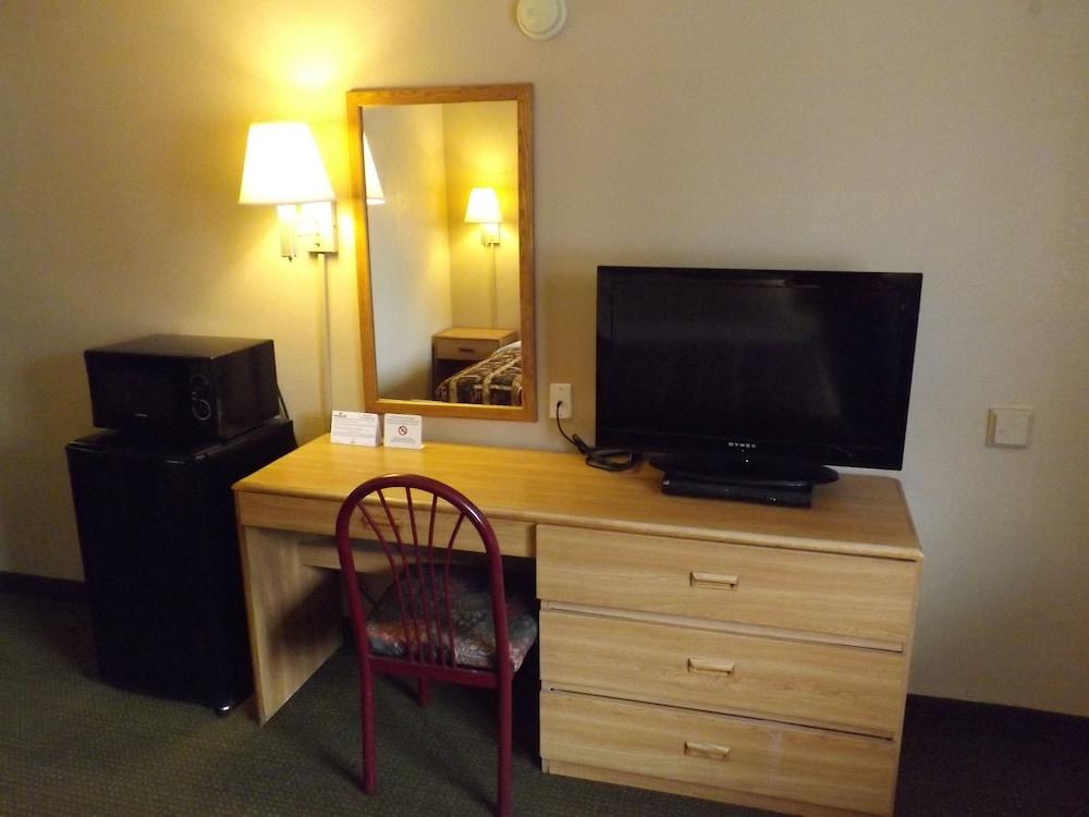 Executive Inn by OYO Kilgore North photo 12