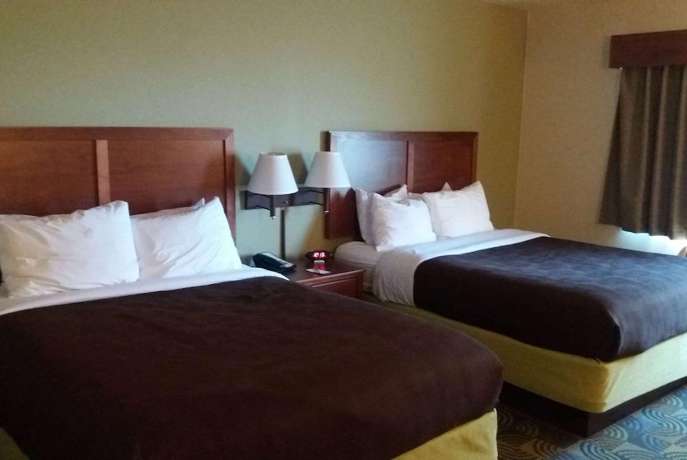 AmericInn by Wyndham Kewanee photo 56