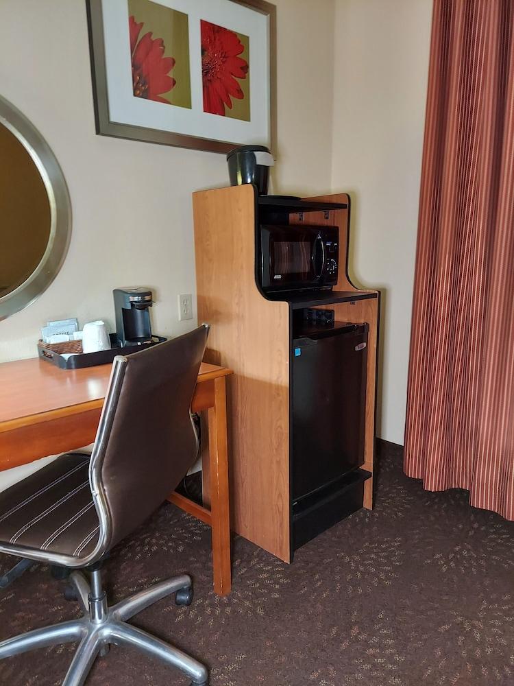 Baymont by Wyndham Portage Indiana Dunes photo 17
