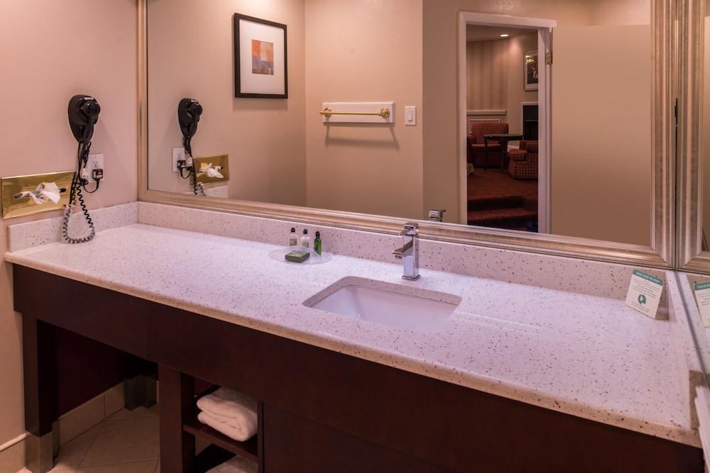 Inn of the Dove Romantic Suites with Jetted Tub & Fireplace photo 49