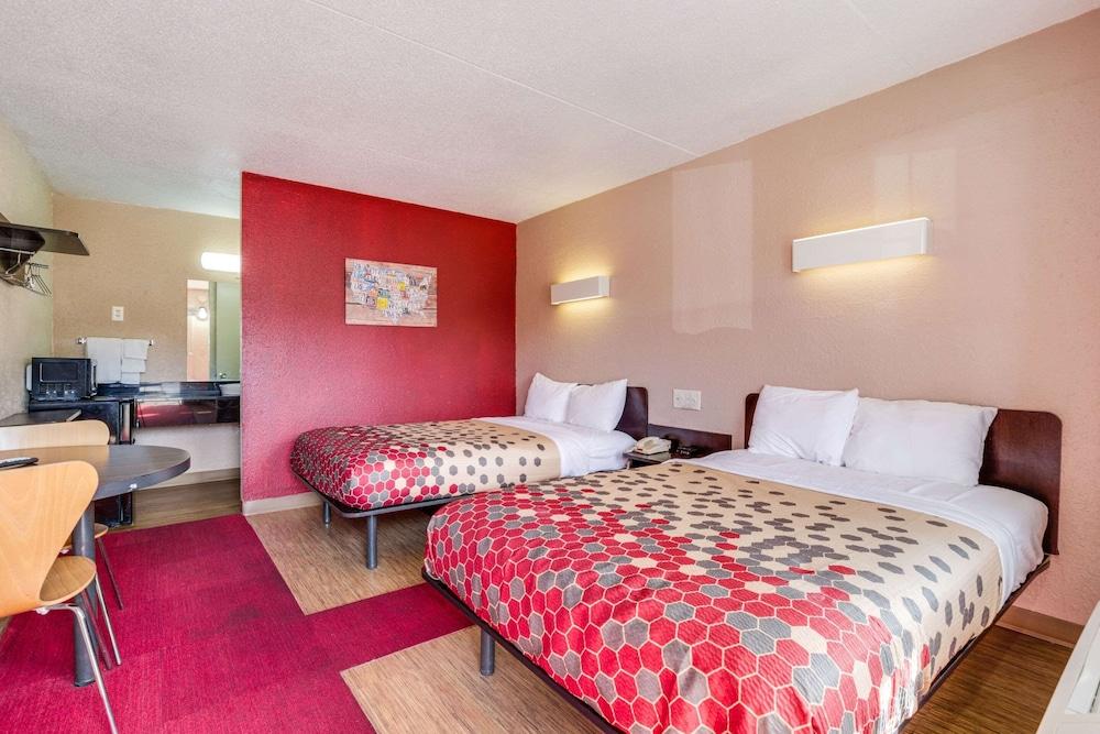 Econo Lodge Inn & Suites photo 24