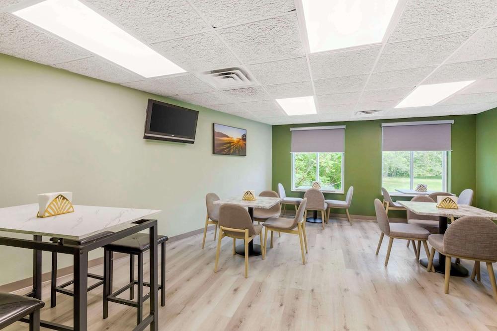 Quality Inn Huron photo 25