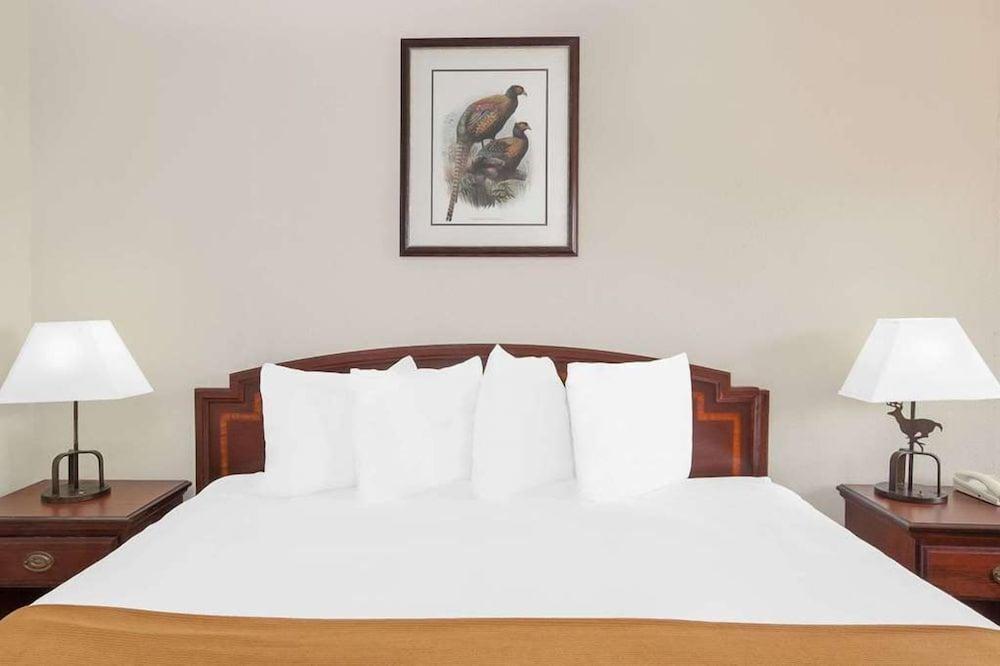 Courtyard Hotel & Event Center photo 3
