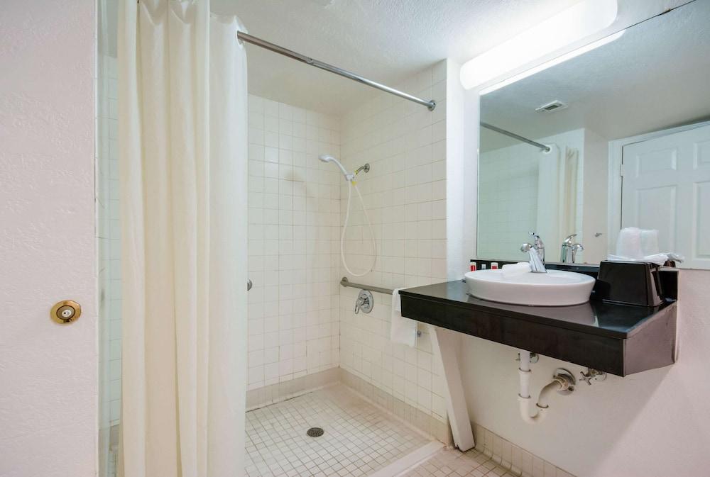 Econo Lodge photo 27