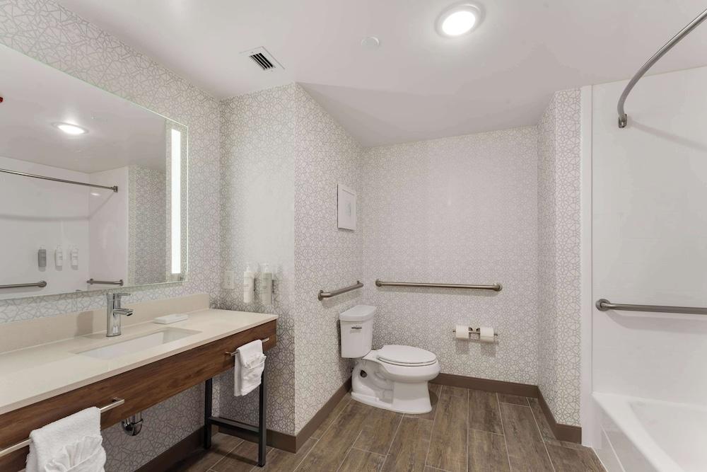Hampton Inn Milford photo 17