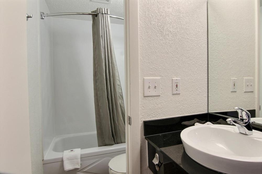 Park Inn by Radisson, Fargo West Acres photo 51
