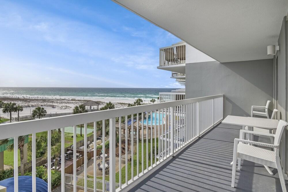 Pelican Beach Resort by Colasan photo 9