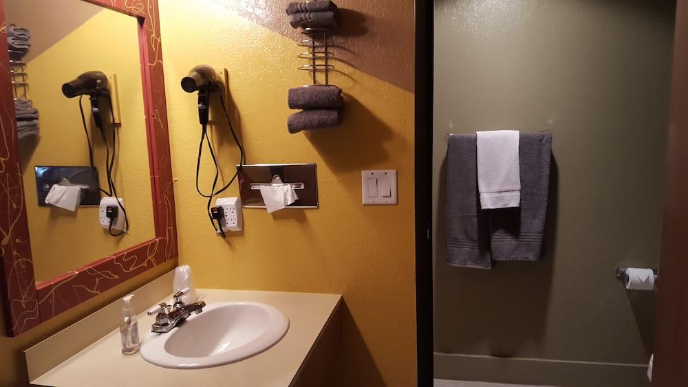 Earth Inn Motel photo 20