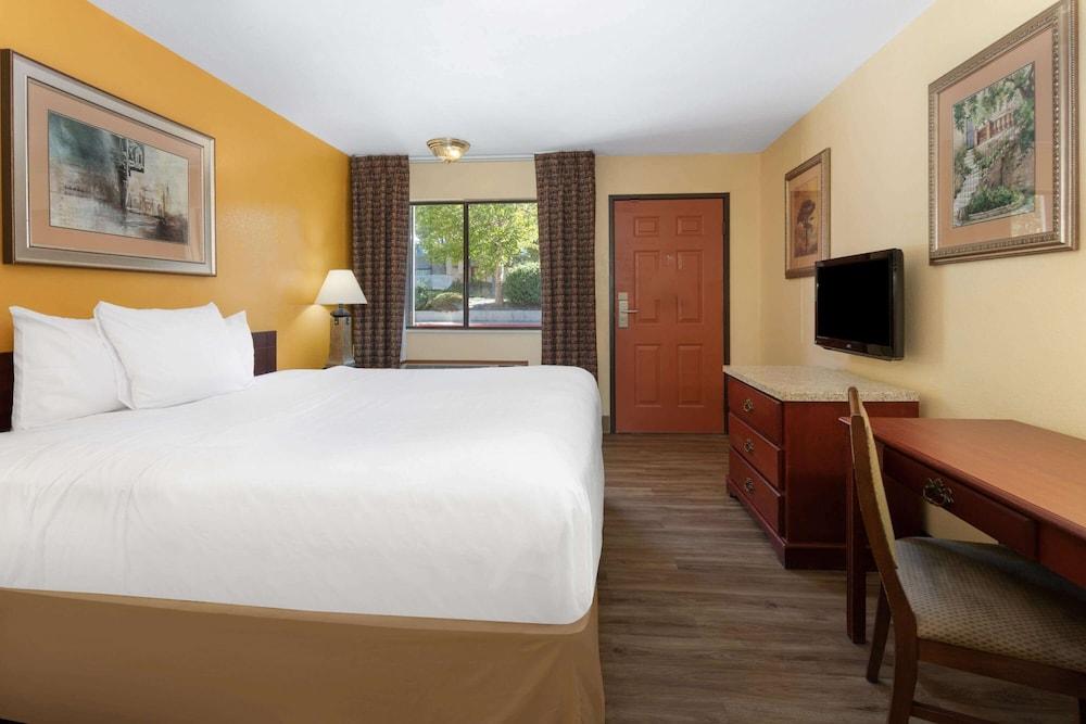 Travelodge by Wyndham Albuquerque East photo 20